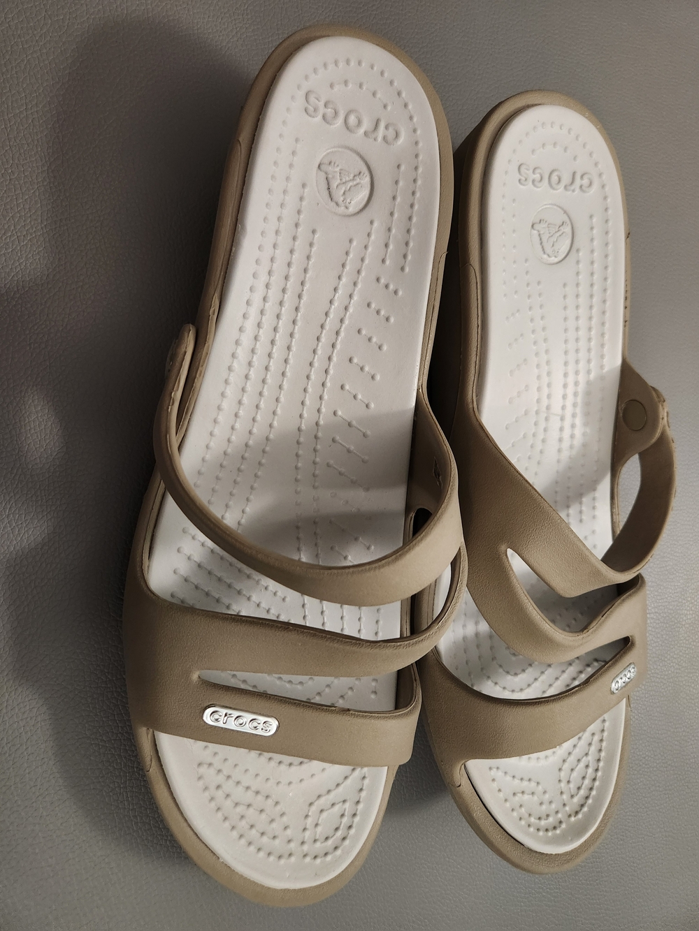 CROCS Women’s Tan/Cream Sandal - Picture 4 of 7